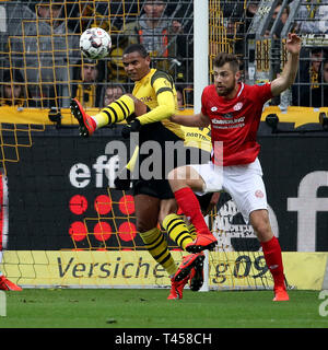 Dortmund, Deutschland. 13 Apr, 2019. Manuel Akanji (L) von Dortmund Mias mit Alexander Hack von Mainz während der bundesligaspiel zwischen Borussia Dortmund und der FSV Mainz 05 in Dortmund, Deutschland, 13. April 2019. Dortmund gewann 2-1. Quelle: Joachim Bywaletz/Xinhua/Alamy leben Nachrichten Stockfoto