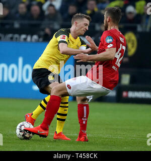 Dortmund, Deutschland. 13 Apr, 2019. Marco Reus (L) von Dortmund Mias mit Alexander Hack von Mainz während der bundesligaspiel zwischen Borussia Dortmund und der FSV Mainz 05 in Dortmund, Deutschland, 13. April 2019. Dortmund gewann 2-1. Quelle: Joachim Bywaletz/Xinhua/Alamy leben Nachrichten Stockfoto