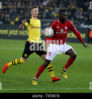 Dortmund, Deutschland. 13 Apr, 2019. Marco Reus (L) von Dortmund Mias mit Moussa Niakhate Mainz beim Bundesligaspiel zwischen Borussia Dortmund und der FSV Mainz 05 in Dortmund, Deutschland, 13. April 2019. Dortmund gewann 2-1. Quelle: Joachim Bywaletz/Xinhua/Alamy leben Nachrichten Stockfoto