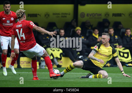 Dortmund, Deutschland. 13 Apr, 2019. Pierre Kunde Malong (L) von Mainz Mias mit Marius Wolf aus Dortmund beim Bundesligaspiel zwischen Borussia Dortmund und der FSV Mainz 05 in Dortmund, Deutschland, 13. April 2019. Dortmund gewann 2-1. Quelle: Joachim Bywaletz/Xinhua/Alamy leben Nachrichten Stockfoto