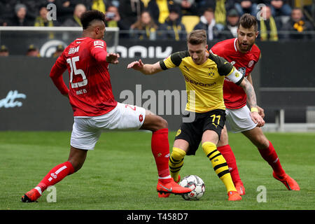 Dortmund, Deutschland. 13 Apr, 2019. Marco Reus (C) der Dortmund Mias mit Jean-Philippe Gbamin (L) und Alexander Hack von Mainz während der bundesligaspiel zwischen Borussia Dortmund und der FSV Mainz 05 in Dortmund, Deutschland, 13. April 2019. Dortmund gewann 2-1. Quelle: Joachim Bywaletz/Xinhua/Alamy leben Nachrichten Stockfoto