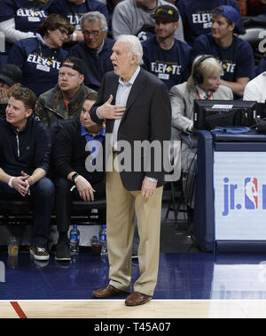 Denver, Colorado, USA. 13 Apr, 2019. Spurs Cheftrainer Gregg Popovich Signale an seine Mannschaft, die auf dem Boden des 1. Die Hälfte bei der Pepsi Center Sa. Abend beim Spiel eins der NBA Endspiele. Die Nuggets, die Spurs verlieren 101-96. Credit: Hector Acevedo/ZUMA Draht/Alamy leben Nachrichten Stockfoto