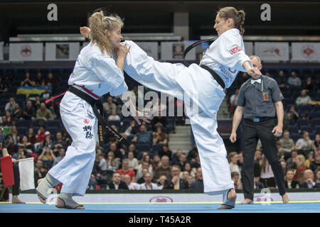 Litauen. 13 Apr, 2019. Anna Bielska (R) von Polen und der Ukraine Anastasija Pokotylo Kampf der Frauen 50-55 kg Finale bei den 2019 europäischen Karate Meisterschaft in Vilnius, Litauen am 13. April 2019. Credit: alfredas Pliadis/Xinhua/Alamy leben Nachrichten Stockfoto