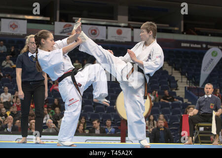 Litauen. 13 Apr, 2019. Erika Zeburtovic (R) von Litauen und der Ukraine Aljona Veresniak Kampf in-50 Frauen kg Finale bei den 2019 europäischen Karate Meisterschaft in Vilnius, Litauen am 13. April 2019. Credit: alfredas Pliadis/Xinhua/Alamy leben Nachrichten Stockfoto