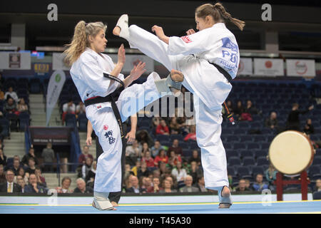Litauen. 13 Apr, 2019. Anna Bielska (R) von Polen und der Ukraine Anastasija Pokotylo Kampf der Frauen 50-55 kg Finale bei den 2019 europäischen Karate Meisterschaft in Vilnius, Litauen am 13. April 2019. Credit: alfredas Pliadis/Xinhua/Alamy leben Nachrichten Stockfoto