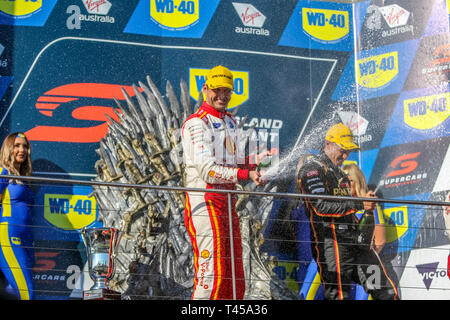 Phillip Island, Victoria, Australien. 14. Apr 2019. Jungfrau australische Supercars Meisterschaft WD 40 Phillip Island 500. Podium für Race 10. Champagner Feiern für Race 10 Sieger Nr. 12 Fabian Coulthard Racing für die Shell V-Power Racing Team - diesem Team Penske. Bild Brett Keating/Alamy Live News Credit: Brett Keating/Alamy leben Nachrichten Stockfoto