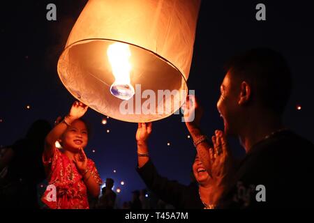 Xishuangbanna. 13 Apr, 2019. Leute fliegen Laternen Kongming, eine Art kleine Heißluft-Ballon, Papier durch den Lancang River in Hangzhou City, im Südwesten der chinesischen Provinz Yunnan, April 13, 2019, das Neue Jahr der Kalender des Dai ethnische Gruppe zu feiern. Credit: Zhang Leonora Vllasaliu/Xinhua/Alamy leben Nachrichten Stockfoto