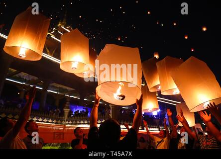 Xishuangbanna. 13 Apr, 2019. Leute fliegen Laternen Kongming, eine Art kleine Heißluft-Ballon, Papier durch den Lancang River in Hangzhou City, im Südwesten der chinesischen Provinz Yunnan, April 13, 2019, das Neue Jahr der Kalender des Dai ethnische Gruppe zu feiern. Credit: Zhang Leonora Vllasaliu/Xinhua/Alamy leben Nachrichten Stockfoto