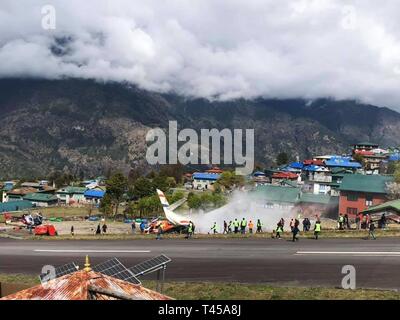 Solukhumbu, Nepal. 14 Apr, 2019. Foto am 14. April 2019 wird der Standort von Flugzeugen Kollision in Lukla Airport in Solukhumbu, Nepal. Mindestens zwei Menschen wurden getötet, nachdem ein Flugzeug von Gipfel Luft mit einem Hubschrauber am Flughafen Lukla in Nepal am Sonntag Morgen zusammenstieß, nach Angaben der örtlichen Behörden. Quelle: Xinhua/Alamy leben Nachrichten Stockfoto