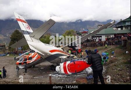 Solukhumbu, Nepal. 14 Apr, 2019. Foto am 14. April 2019 wird der Standort von Flugzeugen Kollision in Lukla Airport in Solukhumbu, Nepal. Mindestens zwei Menschen wurden getötet, nachdem ein Flugzeug von Gipfel Luft mit einem Hubschrauber am Flughafen Lukla in Nepal am Sonntag Morgen zusammenstieß, nach Angaben der örtlichen Behörden. Quelle: Xinhua/Alamy leben Nachrichten Stockfoto