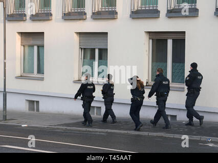 Frankfurt am Main, Deutschland. 14. Apr 2019. Am Morgen, Polizisten zu Fuß entlang der Wohngebäude am Ufer des Main die Evakuierung zu überwachen. Eine 250 Kilogramm US-Bombe aus dem Zweiten Weltkrieg hatte in den Main, entschärft oder gesprengt im Wasser im Laufe des Tages werden gefunden. Foto: Frank Rumpenhorst/dpa Quelle: dpa Picture alliance/Alamy leben Nachrichten Stockfoto