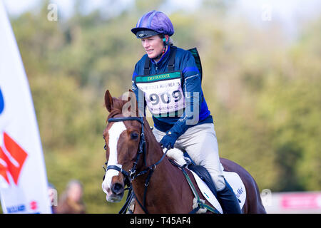 Burnham Market, Norfolk, Großbritannien. 13. Apr 2019. 11. Platz. Zara Tindall reiten Klasse Angelegenheit. GBR. Erweiterte. Abschnitt O. Barfuß Retreats Burnham Market International Horse Trials. Eventing. Burnham Market. Norfolk. Vereinigtes Königreich. GBR. {13}/{04}/{2019}. Credit: Sport in Bildern/Alamy leben Nachrichten Stockfoto