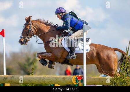 Burnham Market, Norfolk, Großbritannien. 13. Apr 2019. 11. Platz. Zara Tindall reiten Klasse Angelegenheit. GBR. Erweiterte. Abschnitt O. Barfuß Retreats Burnham Market International Horse Trials. Eventing. Burnham Market. Norfolk. Vereinigtes Königreich. GBR. {13}/{04}/{2019}. Credit: Sport in Bildern/Alamy leben Nachrichten Stockfoto