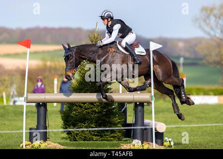 Burnham Market, Norfolk, Großbritannien. 13. Apr 2019. Caroline Powell reiten auf Der forsche. NZL. Fallen. Erweiterte. Abschnitt O. Barfuß Retreats Burnham Market International Horse Trials. Eventing. Burnham Market. Norfolk. Vereinigtes Königreich. GBR. {13}/{04}/{2019}. Credit: Sport in Bildern/Alamy leben Nachrichten Stockfoto