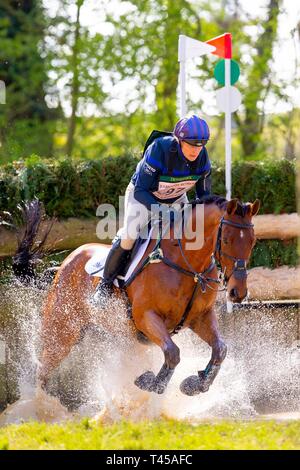 Burnham Market, Norfolk, Großbritannien. 13. Apr 2019. 10. Platz. Zara Tindall reiten Watkins. GBR. Erweiterte. Abschnitt O. Barfuß Retreats Burnham Market International Horse Trials. Eventing. Burnham Market. Norfolk. Vereinigtes Königreich. GBR. {13}/{04}/{2019}. Credit: Sport in Bildern/Alamy leben Nachrichten Stockfoto