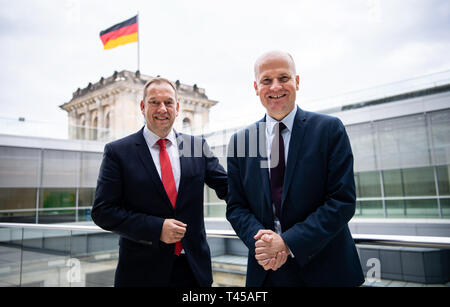 Berlin, Deutschland. 11 Apr, 2019. Ralph Brinkhaus (r), der Vorsitzende der CDU/CSU-Bundestagsfraktion, und Henning Otte, verteidigungspolitischen Sprecher der CDU/CSU-Bundestagsfraktion, stehen auf einer Terrasse im Deutschen Bundestag in einem Interview mit der Deutschen Presseagentur. (Auf dpa' Union Politiker fordern Zuverlässigkeit in Waffen Zusammenarbeit") Quelle: Bernd von Jutrczenka/dpa/Alamy leben Nachrichten Stockfoto