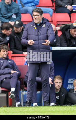 London, Großbritannien. 13. Apr 2019. Luton Town Manager Mick Harford während der efl Sky Bet Liga 1 Übereinstimmung zwischen Charlton Athletic und Luton Town im Valley, London, England am 13. April 2019. Foto von Ken Funken. Nur die redaktionelle Nutzung, eine Lizenz für die gewerbliche Nutzung erforderlich. Keine Verwendung in Wetten, Spiele oder einer einzelnen Verein/Liga/player Publikationen. Credit: UK Sport Pics Ltd/Alamy leben Nachrichten Stockfoto