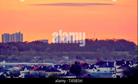 Glasgow, Schottland, UK, 14. April, 2019, UK Wetter: Sonnig Sommer Tag versprochen, vor einer peachy Start Über das West End der Stadt. Kredit Gerard Fähre / alamy Leben Nachrichten Stockfoto