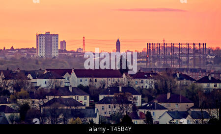 Glasgow, Schottland, UK, 14. April, 2019, UK Wetter: Sonnig Sommer Tag versprochen, vor einer peachy Start Über das West End der Stadt. Kredit Gerard Fähre / alamy Leben Nachrichten Stockfoto