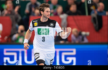 13 April 2019, Nordrhein-Westfalen, Halle (Westfalen): Handball: EM-Qualifikation, Deutschland - Polen, 2. Qualifikation, Gruppe 1, 4. Spieltag im Gerry Weber Stadion. Deutschlands Uwe Gensheimer Beifall für sein Ziel. Foto: Guido Kirchner/dpa Stockfoto
