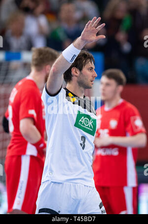 13 April 2019, Nordrhein-Westfalen, Halle (Westfalen): Handball: EM-Qualifikation, Deutschland - Polen, 2. Qualifikation, Gruppe 1, 4. Spieltag im Gerry Weber Stadion. Deutschlands Uwe Gensheimer gibt Anweisungen zu seinen Mannschaftskameraden. Foto: Guido Kirchner/dpa Stockfoto