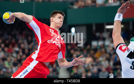 13 April 2019, Nordrhein-Westfalen, Halle (Westfalen): Handball: EM-Qualifikation, Deutschland - Polen, 2. Qualifikation, Gruppe 1, 4. Spieltag im Gerry Weber Stadion. Polen Damian Przytula wirft den Ball auf das Ziel. Foto: Guido Kirchner/dpa Stockfoto