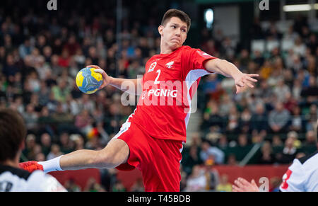 13 April 2019, Nordrhein-Westfalen, Halle (Westfalen): Handball: EM-Qualifikation, Deutschland - Polen, 2. Qualifikation, Gruppe 1, 4. Spieltag im Gerry Weber Stadion. Polen Damian Przytula wirft den Ball auf das Ziel. Foto: Guido Kirchner/dpa Stockfoto