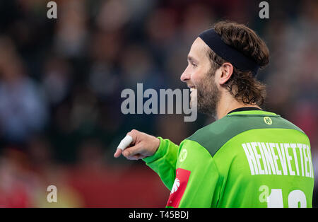 13 April 2019, Nordrhein-Westfalen, Halle (Westfalen): Handball: EM-Qualifikation, Deutschland - Polen, 2. Qualifikation, Gruppe 1, 4. Spieltag im Gerry Weber Stadion. In Deutschland Silvio Heinevetter gibt lächelnd Anweisungen an seine Mannschaftskameraden. Foto: Guido Kirchner/dpa Stockfoto