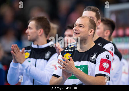 13 April 2019, Nordrhein-Westfalen, Halle (Westfalen): Handball: EM-Qualifikation, Deutschland - Polen, 2. Qualifikation, Gruppe 1, 4. Spieltag im Gerry Weber Stadion. In Deutschland Paul Drux klatscht in die Hände nach dem Spiel. Foto: Guido Kirchner/dpa Stockfoto
