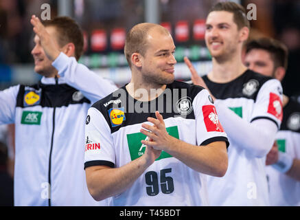 13 April 2019, Nordrhein-Westfalen, Halle (Westfalen): Handball: EM-Qualifikation, Deutschland - Polen, 2. Qualifikation, Gruppe 1, 4. Spieltag im Gerry Weber Stadion. In Deutschland Paul Drux klatscht in die Hände nach dem Spiel. Foto: Guido Kirchner/dpa Stockfoto