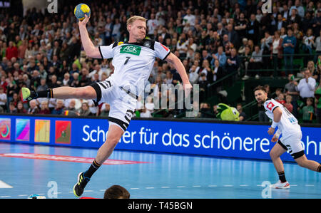 13 April 2019, Nordrhein-Westfalen, Halle (Westfalen): Handball: EM-Qualifikation, Deutschland - Polen, 2. Qualifikation, Gruppe 1, 4. Spieltag im Gerry Weber Stadion. Deutschlands Patrick Wiencek wirft den Ball auf das Ziel. Foto: Guido Kirchner/dpa Stockfoto