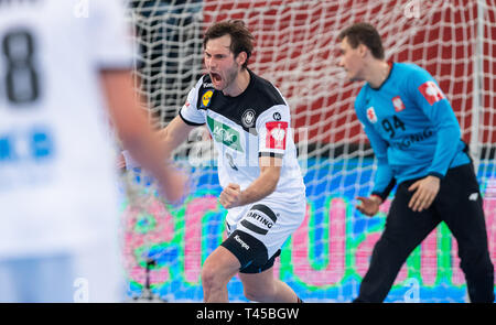 13 April 2019, Nordrhein-Westfalen, Halle (Westfalen): Handball: EM-Qualifikation, Deutschland - Polen, 2. Qualifikation, Gruppe 1, 4. Spieltag im Gerry Weber Stadion. Deutschlands Uwe Gensheimer (m) Beifall für sein Ziel. Foto: Guido Kirchner/dpa Stockfoto