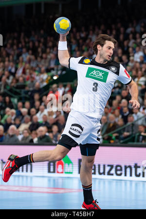 13 April 2019, Nordrhein-Westfalen, Halle (Westfalen): Handball: EM-Qualifikation, Deutschland - Polen, 2. Qualifikation, Gruppe 1, 4. Spieltag im Gerry Weber Stadion. Deutschlands Uwe Gensheimer wirft den Ball auf das Ziel. Foto: Guido Kirchner/dpa Stockfoto