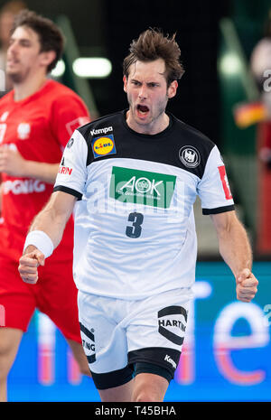13 April 2019, Nordrhein-Westfalen, Halle (Westfalen): Handball: EM-Qualifikation, Deutschland - Polen, 2. Qualifikation, Gruppe 1, 4. Spieltag im Gerry Weber Stadion. Deutschlands Uwe Gensheimer Beifall für sein Ziel. Foto: Guido Kirchner/dpa Stockfoto