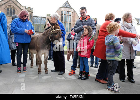 Hereford, Herefordshire, UK. 14. Apr 2019. Air Service außerhalb Hereford Cathedral Palm Sonntag zu feiern. Palm Sonntag feiert die triumphalen Ankunft Jesu Christi in Jerusalem auf einem Esel entlang der Straßen mit Palmblättern gedeckt und ist heute bekannt als der Anfang der letzten Woche der Fastenzeit vor Ostern - Credit: Steven Mai/Alamy leben Nachrichten Stockfoto