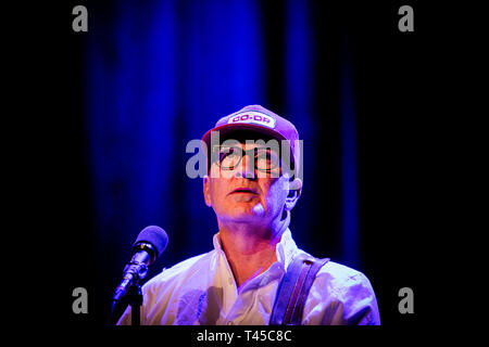 Dänemark, Kopenhagen. 13. Apr 2019. Die amerikanische Alternative Country Band Lambchop führt ein Live Konzert bei VEGA in Kopenhagen. Hier Sänger und Musiker Kurt Wagner ist live auf der Bühne gesehen. (Foto: Gonzales Foto - Christian Hjorth). Credit: Gonzales Foto/Alamy leben Nachrichten Stockfoto