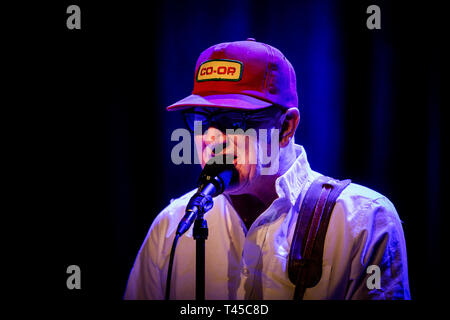 Dänemark, Kopenhagen. 13. Apr 2019. Die amerikanische Alternative Country Band Lambchop führt ein Live Konzert bei VEGA in Kopenhagen. Hier Sänger und Musiker Kurt Wagner ist live auf der Bühne gesehen. (Foto: Gonzales Foto - Christian Hjorth). Credit: Gonzales Foto/Alamy leben Nachrichten Stockfoto