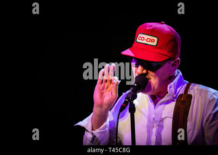 Dänemark, Kopenhagen. 13. Apr 2019. Die amerikanische Alternative Country Band Lambchop führt ein Live Konzert bei VEGA in Kopenhagen. Hier Sänger und Musiker Kurt Wagner ist live auf der Bühne gesehen. (Foto: Gonzales Foto - Christian Hjorth). Credit: Gonzales Foto/Alamy leben Nachrichten Stockfoto