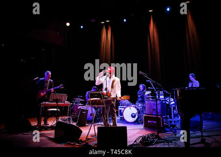 Dänemark, Kopenhagen. 13. Apr 2019. Die amerikanische Alternative Country Band Lambchop führt ein Live Konzert bei VEGA in Kopenhagen. Hier Sänger und Musiker Kurt Wagner ist live auf der Bühne gesehen. (Foto: Gonzales Foto - Christian Hjorth). Credit: Gonzales Foto/Alamy leben Nachrichten Stockfoto