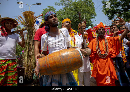 Dhaka, Bangladesch. 14 Apr, 2019. Bangladesch, Dhaka, 14. April 2019 - Bangali Menschen eine Kundgebung der bengalischen Neujahr oder 'Pohela Boishakh1426' in Dhaka zu feiern. Leute kommen mit bunten Kleidung in 'Pohela Boishakh', die jedes Jahr fällt am 14. April in Bangladesch. Credit: KM Asad/ZUMA Draht/Alamy leben Nachrichten Stockfoto