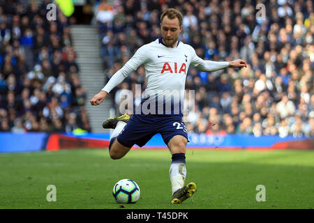 London, Großbritannien. 13 Apr, 2019. Christian Eriksen von Tottenham Hotspur in Aktion. Premier League match, Tottenham Hotspur v Huddersfield Town an der Tottenham Hotspur Stadion in London am Samstag, 13. April 2019. Dieses Bild dürfen nur für redaktionelle Zwecke verwendet werden. Nur die redaktionelle Nutzung, eine Lizenz für die gewerbliche Nutzung erforderlich. Keine Verwendung in Wetten, Spiele oder einer einzelnen Verein/Liga/player Publikationen. Credit: Andrew Orchard sport Fotografie/Alamy leben Nachrichten Stockfoto