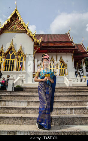 Wimbledon, UK. 14 Apr, 2019. Thai Gemeinschaft in London in diesem Jahr Songkran Festival feiern, an der thailändischen Tempel in Wimbledon, das Festival auch als das buddhistische Neujahr Songkran wird oft als das größte Wasser Kampf in der ganzen Welt bekannt. Der Urlaub war traditionell von Familienangehörigen besuchen und gießt Wasser über Buddha Statuen markiert. Mit einem traditionellen thailändischen Markt, Thai Essen und thailändischen Tänzen, war der Tempel besucht von Tausenden, die kommen, zu genießen, ohne das traditionelle poring von Wasser zu jemand in der Nähe von Kreditkarten: Paul Quezada-Neiman/Alamy leben Nachrichten Stockfoto