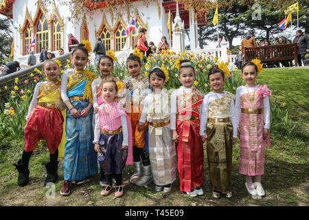 Wimbledon, UK. 14 Apr, 2019. Thai Gemeinschaft in London in diesem Jahr Songkran Festival feiern, an der thailändischen Tempel in Wimbledon, das Festival auch als das buddhistische Neujahr Songkran wird oft als das größte Wasser Kampf in der ganzen Welt bekannt. Der Urlaub war traditionell von Familienangehörigen besuchen und gießt Wasser über Buddha Statuen markiert. Mit einem traditionellen thailändischen Markt, Thai Essen und thailändischen Tänzen, war der Tempel besucht von Tausenden, die kommen, zu genießen, ohne das traditionelle poring von Wasser zu jemand in der Nähe von Kreditkarten: Paul Quezada-Neiman/Alamy leben Nachrichten Stockfoto