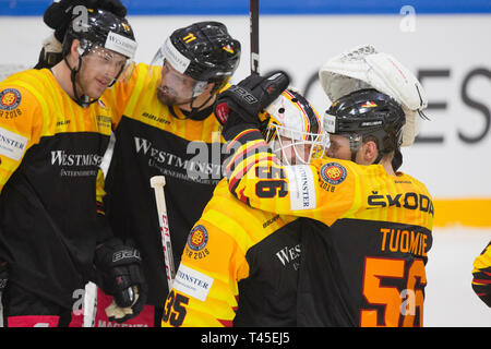 Benedikt SCHOPPER (Nr. 19, GER), Marco NOWAK (Nr. 11, GER), Torwart Mathias NIEDERBERGER (Nr. 35, GER) und Parker Stephen TUOMIE (#56, GER). Eishockey, Deutschland (GER) - Slowakei (SVK), WM-Spiel im Rahmen der Euro Hockey Challenge 2019 am 11.04.2019 in Kaufbeuren/EISSTADION/Deutschland. € | Nutzung weltweit Stockfoto