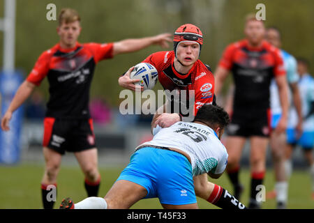 Kreuzfahrer Park, St Helens, Großbritannien. 14 Apr, 2019. Coral Challenge Cup Rugby, Thatto Heath Kreuzfahrer versus Dewsbury Widdern; Ben Heyes von Thatto Heath wird durch Jordanien Andrade von Dewsbury Rams Kredit angegangen: Aktion plus Sport/Alamy leben Nachrichten Stockfoto