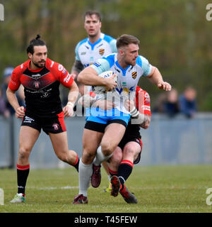 Kreuzfahrer Park, St Helens, Großbritannien. 14 Apr, 2019. Coral Challenge Cup Rugby, Thatto Heath Kreuzfahrer versus Dewsbury Widdern; Tom Garratt von Dewsbury Widder, läuft nach vorne mit der Kugel, als er Credit: Aktion plus Sport/Alamy Leben Nachrichten behandelt wird Stockfoto