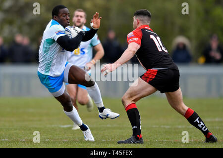 Kreuzfahrer Park, St Helens, Großbritannien. 14 Apr, 2019. Coral Challenge Cup Rugby, Thatto Heath Kreuzfahrer versus Dewsbury Widdern; Robert Warrincy von Dewsbury Rams die Angriffe der Thatto Heath defensive line Credit: Aktion plus Sport/Alamy leben Nachrichten Stockfoto