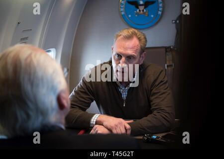 Usa handeln Verteidigungsminister Patrick M. Shanahan spricht mit Reportern während eines Fluges von El Paso, TX., nach dem Besuch der UNS südliche Grenze am 13.02.23., 2019. Stockfoto