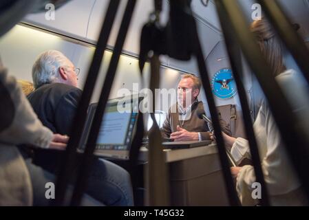 Usa handeln Verteidigungsminister Patrick M. Shanahan spricht mit Reportern während eines Fluges von El Paso, TX., nach dem Besuch der UNS südliche Grenze am 13.02.23., 2019. Stockfoto