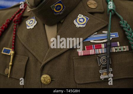 Eine einheitliche von der 41st Infantry Regiment, 2. Panzerdivision, wird von Soldaten aus der California State's militärische Reserve militärische Erbe Befehl, Loslösung Süden angezeigt, als Teil der Rennen auf der Unterseite Betrieb expo, Feb.23, 2019, Joint Forces, Los Alamitos, Kalifornien. Veranstalter Schätzung 8.000 Menschen das Rennen und die Expo besucht. Stockfoto